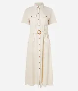 Vestido midi color crema, tipo camisero, con cuello, manga corta y cierre frontal de botones. Presenta bolsillos utilitarios en el pecho y la cadera, y un cinturón ajustable con hebilla redonda de madera. Confeccionado en sarga de algodón.