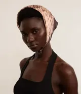 Pañuelo cuadrado de satén con estampado animal print de cobra en tonos beige y marrón. Accesorio para el cuello o el cabello.