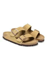 Sandalias Birkenstock Arizona color crema, con doble tira de cuero sintético y hebillas metálicas ajustables.