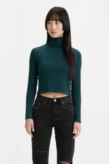 Remera de manga larga de algodón, con cuello alto y estampado en rayas en tonos verde y azul.