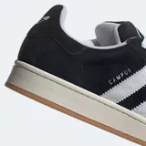 Zapatillas Adidas Campus 00s negras con las tres tiras blancas y suela color caramelo.