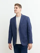 Saco azul de corte clásico con solapas de muesca, cierre de dos botones, bolsillo en el pecho y bolsillos laterales con solapa.