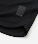 Bermuda deportiva azul marino con cintura elástica ajustable con cordón, bolsillos laterales con cierre de cremallera y logo estampado en la pierna izquierda.