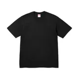 Camiseta negra de algodón con logo Supreme en la espalda hecho con cinta plateada arrugada.
