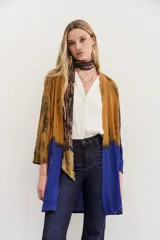 Kimono de viscosa crepe con estampado tye dye, calce amplio y manga larga. Presenta bordados de mostacillas y lentejuelas.