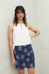 Musculosa negra con breteles finos y escote con abertura en forma de gota.