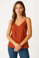 Musculosa de bretel fino color ladrillo, con escote en V y corte recto.