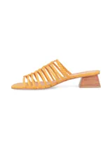 Sandalia color naranja con tiras finas y taco cuadrado de madera.