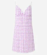 Camisón corto con breteles finos regulables, escote en V con detalle de encaje y estampado de cuadros vichy.