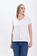Remera blanca de corte holgado, con escote en V y mangas cortas.