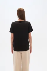 Blusa roja de poliamida, corte ancho y cuello en V.