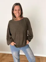 Sweater de tejido calado color gris, con cuello redondo y mangas globo.