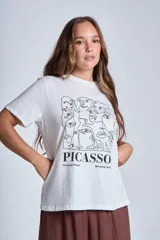 Remera blanca de algodón con cuello redondo y estampado frontal con diseño artístico de rostros en líneas negras y texto "PICASSO The Museu Picasso Barcelona, Spain".