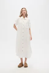 Vestido camisero midi negro de corte holgado, con cuello camisero, mangas cortas con trabillas, cierre frontal con botones, bolsillo en el pecho y bolsillos laterales.