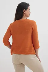 Cardigan tejido color verde oliva con mangas 3/4 y botón superior.