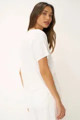 Camiseta blanca de cuello en V, con hombros caídos, dobladillo curvo y ajuste holgado.