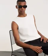 Musculosa de hombre color blanco hueso, con textura de punto, corte regular y escote redondo (canoa).