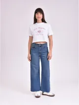 Pantalón de jean azul de corte ancho y tiro alto.