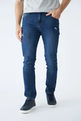 Pantalón jean celeste de corte recto, con cintura regular y tiro medio. Tiene roturas y logo bordado.