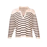 Sweater de punto color crema con rayas horizontales negras, cuello polo con escote en V y mangas largas.