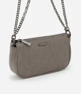 Cartera tipo baguette color gris, confeccionada en material sintético. Tiene asa de cadena doble, cierre de cremallera y logo de la marca en el frente.