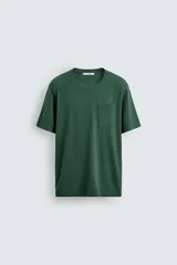Camiseta verde oscuro de corte relaxed fit, cuello redondo, manga corta y bolsillo plastrón en el pecho.