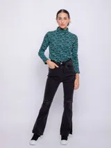 Polera de tejido con estampa retro en tonos azul y negro, de manga larga y cuello alto.