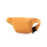 Riñonera color suela con diseño en símil cuero y logotipo de XL Extra Large bordado en el frente. Tiene acceso con cierre, correa regulable y herrajes plateados. El interior está forrado en tela de algodón y poliéster y cuenta con un bolsillo interno con cierre y otro abierto.