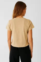 Remera negra de algodón con cuello en V, manga corta, corte holgado y estampado frontal con la frase "Life is not a race" en color naranja.