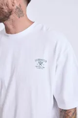 Remera blanca de corte holgado con pequeño estampado en el pecho.