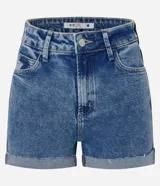 Short de jeans azul con cintura alta, trabillas, cierre con botón y cremallera, bolsillos delanteros y traseros, terminación deshilachada y dobladillo plegado.