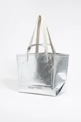 Bolso shopper negro con doble asa y logo Bimba y Lola estampado en color salmón. Tiene bolsillo interior con cremallera y piezas de piel.