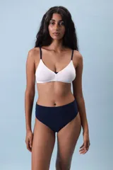 Culotte de algodón suave color azul marino, con tiro alto y faja ancha en la cintura.