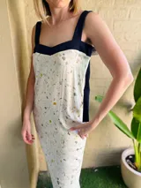 Vestido midi con estampado abstracto en tonos beige, blanco y marrón, con escote cuadrado y tajo lateral.