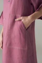 Vestido largo color beige de lino, con cuello camisero, media cartera con un botón, mangas 3/4 con tajos y bolsillos laterales.