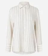 Camisa de viscosa y lino color crudo con finas rayas verticales azules, cuello clásico, mangas largas con puños abotonados y cierre frontal con botones.