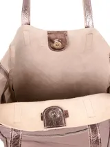 Cartera shopper de cuero graneado color verde oliva, con cierre metálico y tiradores de cuero. Interior sin forro con sobre interior con cierre.