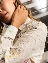 Camisa de broderie estampada, marca Adiva. Tiene cuello con solapa y abertura central con botones.