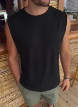 Musculosa negra de algodón con cuello redondo y sisas amplias.