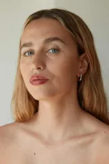 Par de aros tipo argolla gruesos de acero quirúrgico hipoalergénico color plateado.