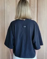 Remerón marrón de algodón, corte holgado y mangas cortas.