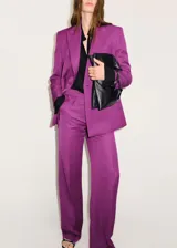 Pantalón de vestir color violeta, de tiro bajo y corte recto. Confeccionado en mezcla de lino y lyocell, con cierre oculto de botón, gancho y cremallera. Incluye dos bolsillos laterales y dos bolsillos de ribete en la parte posterior.