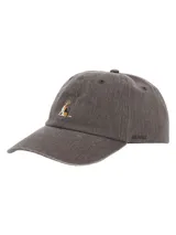 Gorro unisex color gris con logo bordado de un perro beagle en el frente. Tiene visera curva, seis paneles y ajuste trasero con pasador metálico.