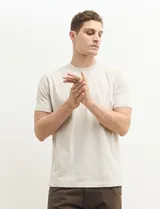 Remera de manga corta color petróleo, de corte recto y cuello redondo.