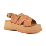 Sandalias color marrón con plataforma y tiras cruzadas con hebillas.