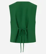 Chaleco corto color marrón, de corte sastre, con escote en V, doble botonadura y lazo en la espalda.