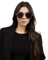 Lentes de sol con montura transparente y lentes polarizados negros.