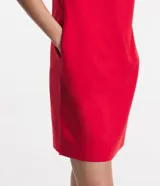 Vestido corto rojo de lino, con cuello redondo, mangas cortas abullonadas y detalle de botones en los hombros.