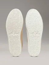 Zapatillas urbanas Calvin Klein color blanco hueso, de corte bajo y plataforma plana. Presentan logo CK bordado en el lateral y suela vulcanizada.
