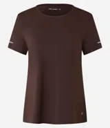 Remera deportiva blanca texturizada, con cuello redondo, manga corta, detalle reflectante y pliegue en la espalda.